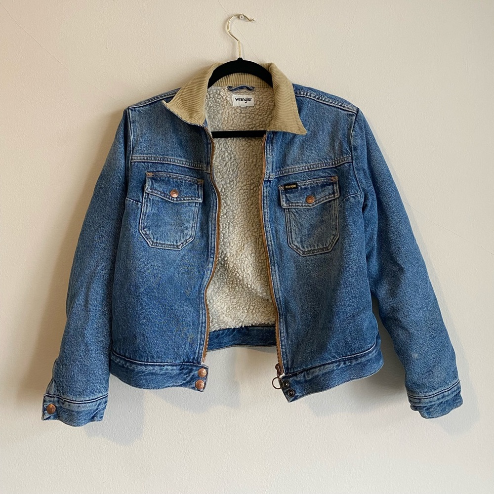 Wrangler lightly insulated jean jacket with corduroy collar.